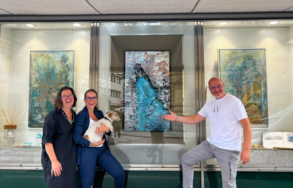 Ausstellung in der Auslage von Parfumerie Dr. Ebner in Graz mit Martina Brandl, Ilona und Michael Eitel sowie Emma